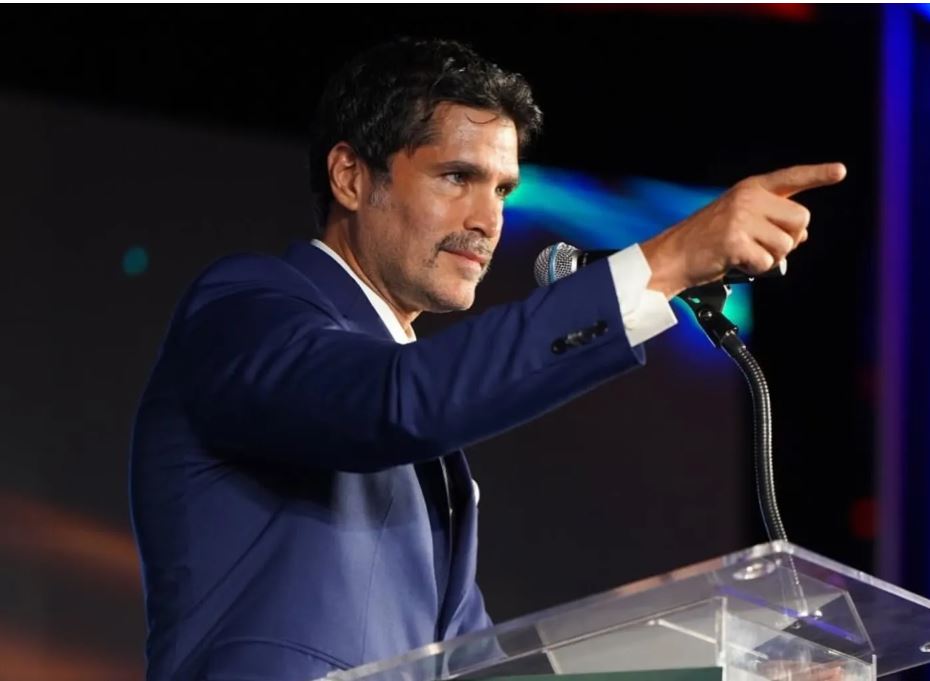 Sheinbaum denuncia el “racismo” de Eduardo Verástegui, pero duda de su alcance en México