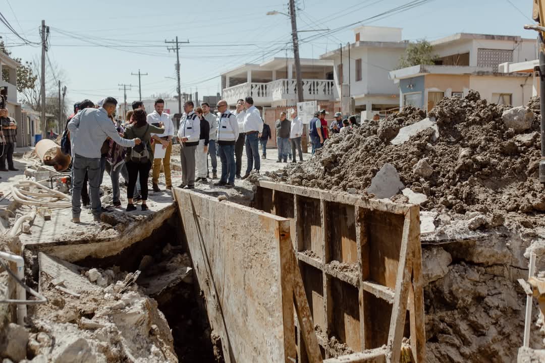 Supervisa Beto Granados reparación de drenajes sanitarios