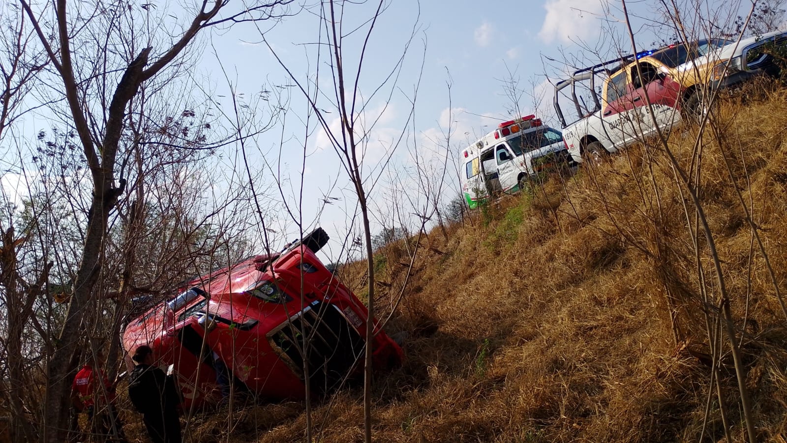 Se voltea tráiler con fresas en libramiento de San Fernando