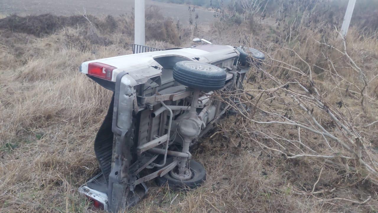 Camioneta vuelca en libramiento de San Fernando; no hay reporte de heridos