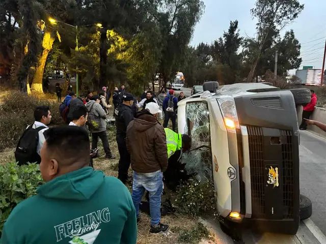 Accidente en la México-Pachuca: camioneta vuelca en medio de bloqueos