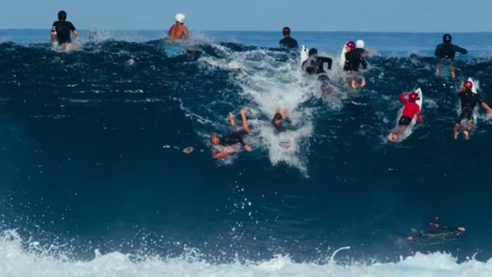 “Tragedia en Pipeline: Surfista Grave y Youtuber Casi Muere en Ola Gigante”
