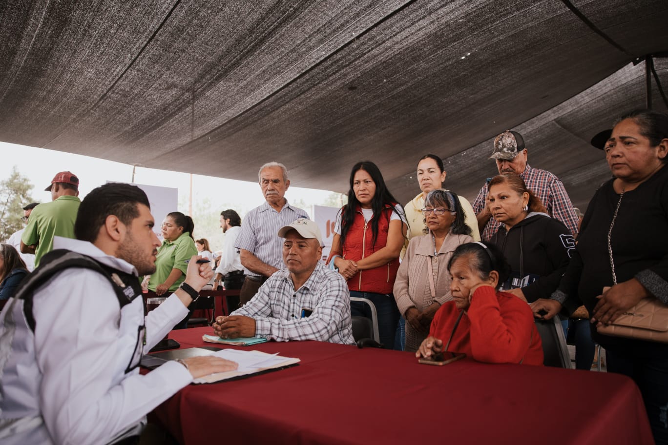 Beto Granados escucha a los vecinos de la colonia Independencia