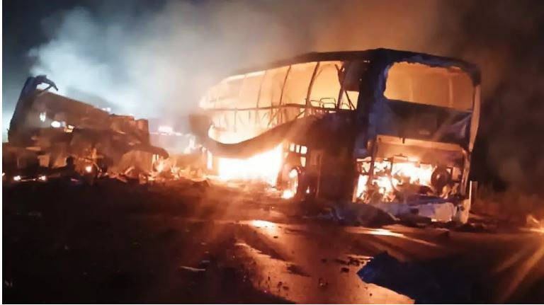 Choque entre autobús y tráiler en la carretera Escárcega-Villahermosa deja 35 muertos