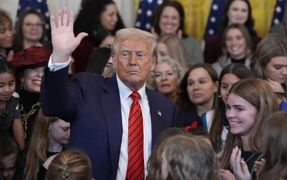 Trump firma orden para excluir a atletas transgénero de deportes femeninos