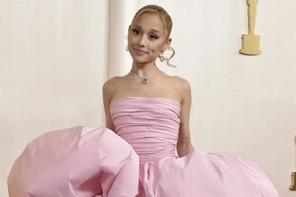 Revela Ariana Grande pérdida de memoria por exceso de trabajo