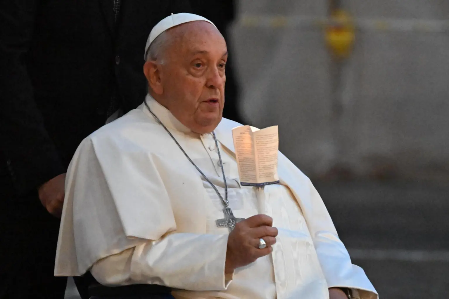 Papa Francisco sufre “neumonía bilateral” y su cuadro clínico sigue siendo “complejo”