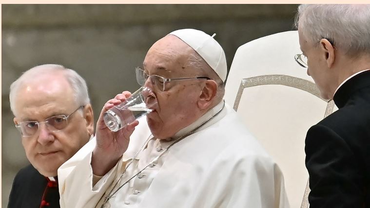 Ingresan al papa Francisco en el hospital por bronquitis