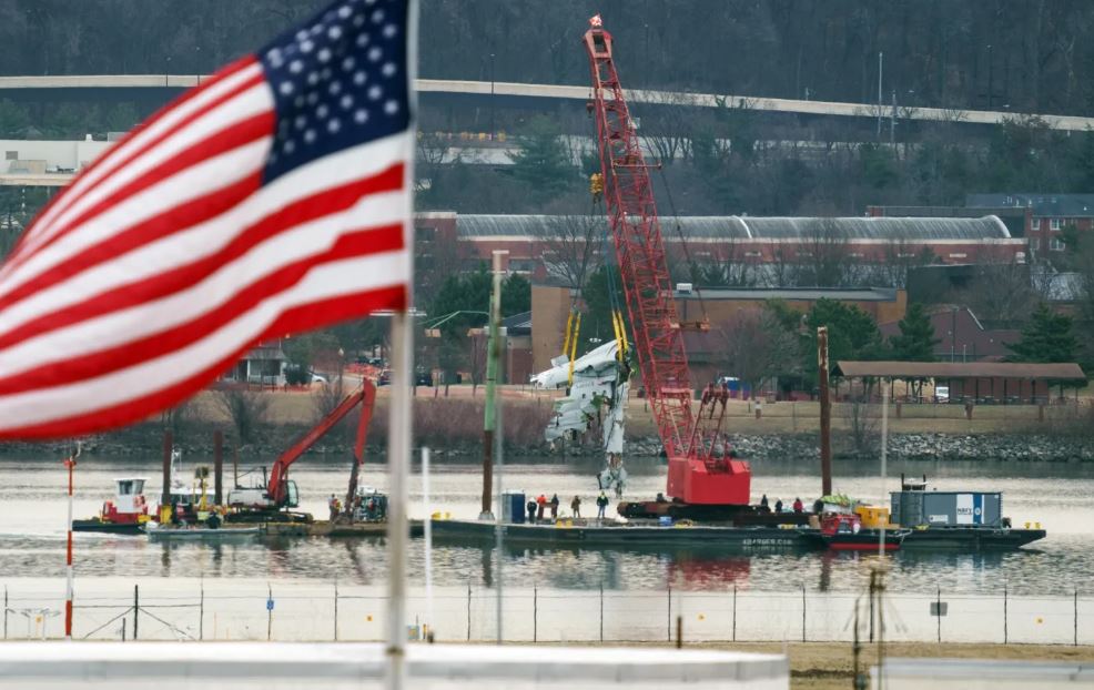 Recuperan a las 67 víctimas del accidente aéreo en Washington DC
