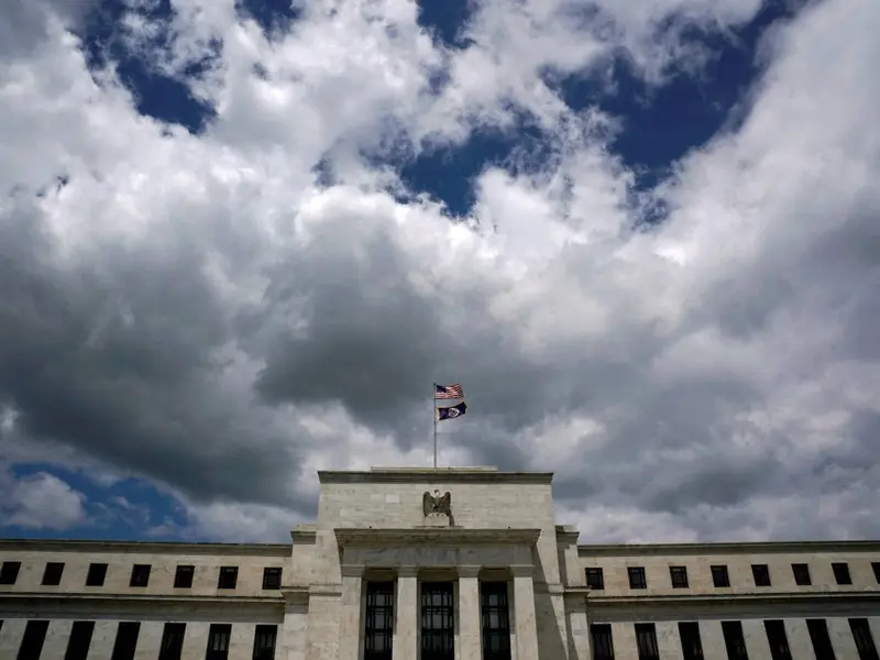 FED mantiene las tasas de interés… pero ajusta sus proyecciones de inflación y desempleo