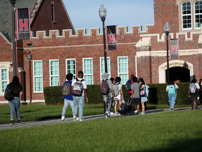 Florida propone eliminar requisitos de exámenes de álgebra e inglés para graduarse