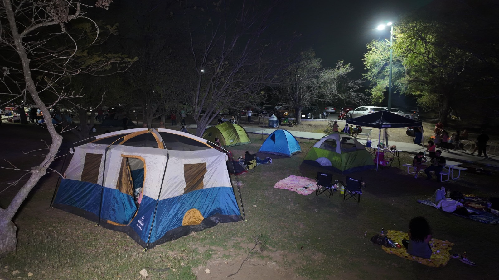 Descubren la magia del eclipse lunar en campamento del planetario