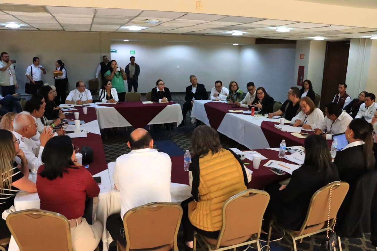 Intercambian docentes ideas y propuestas para construir el nuevo sistema magistral