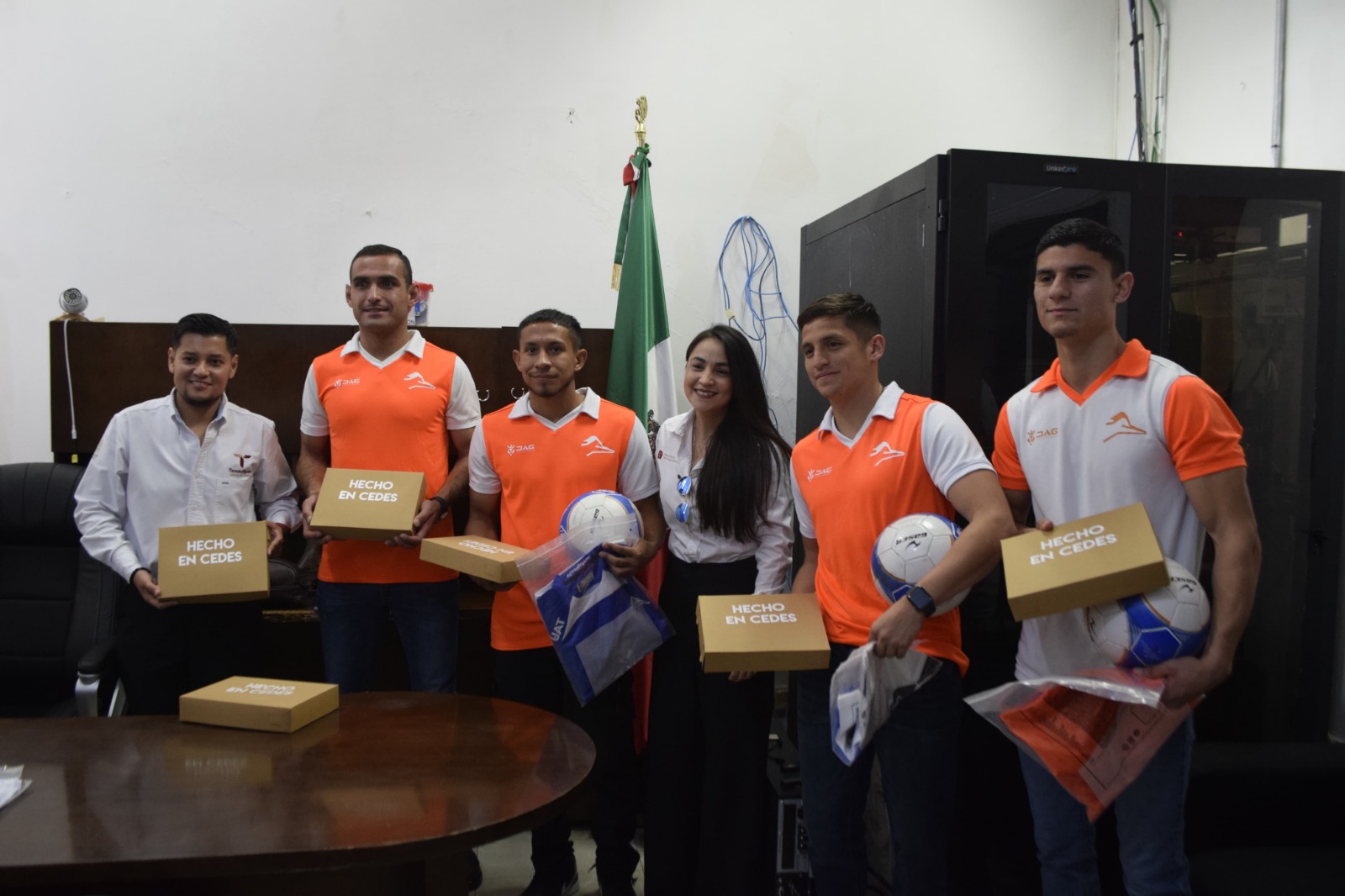 Jugadores del equipo Correcaminos donan playeras y balones a equipos de CEDES Victoria