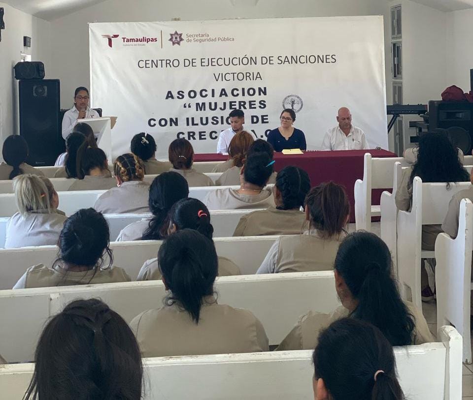 Mujeres del CEDES Victoria asisten a conferencia “Violencia en las Relaciones”
