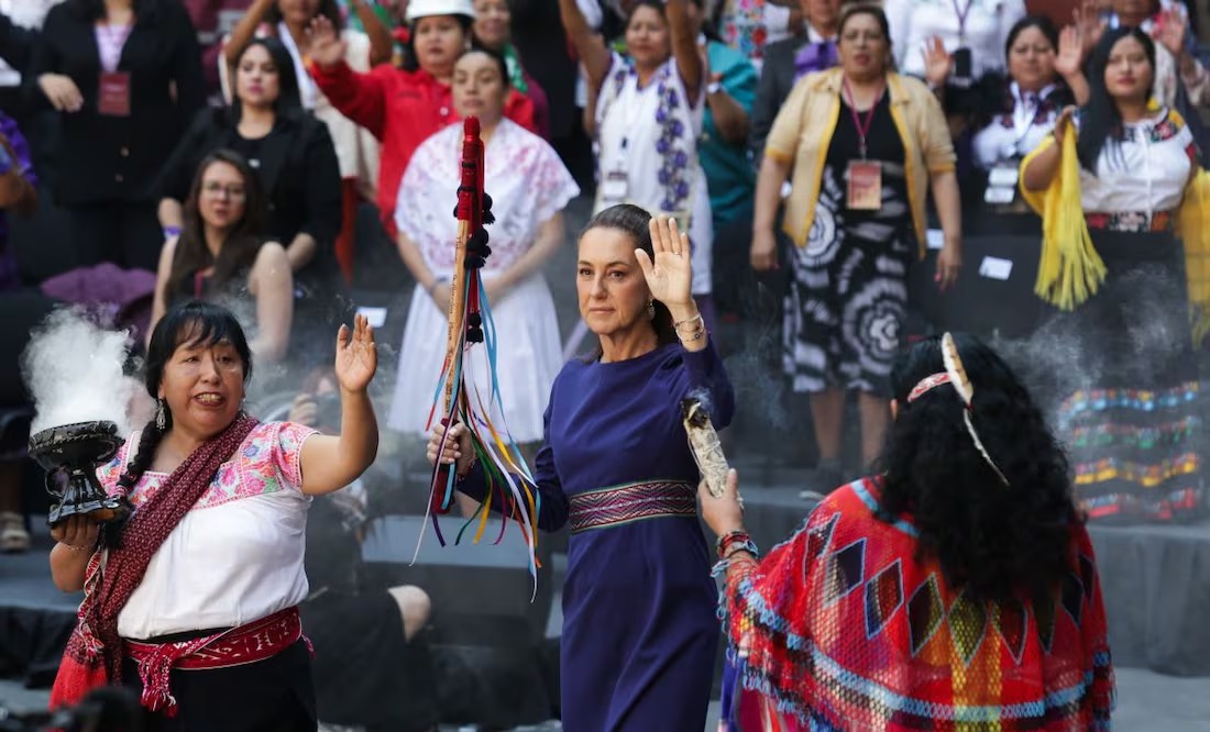8M: Mujeres indígenas entregan bastón de mando a Sheinbaum; “¡Mucha fuerza!”, le desean