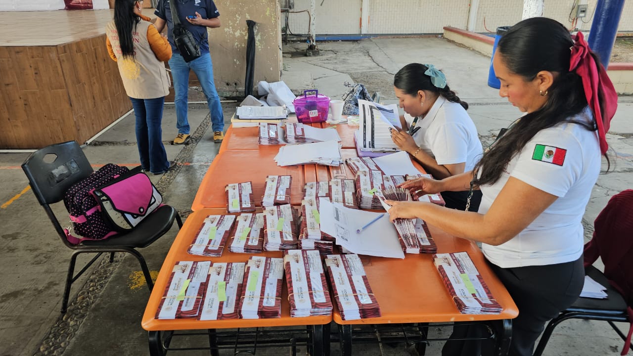 Entregaron 18 mil becas Bienestas Rita Cetina
