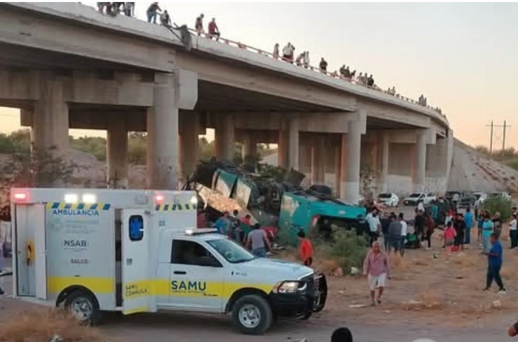 Choque entre camioneta y autobús deja 2 muertos y 29 heridos en Coahuila