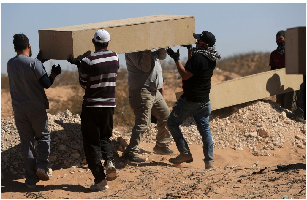 Fiscalía lleva a cabo la inhumación de 56 cuerpos no reclamados en Ciudad Juárez