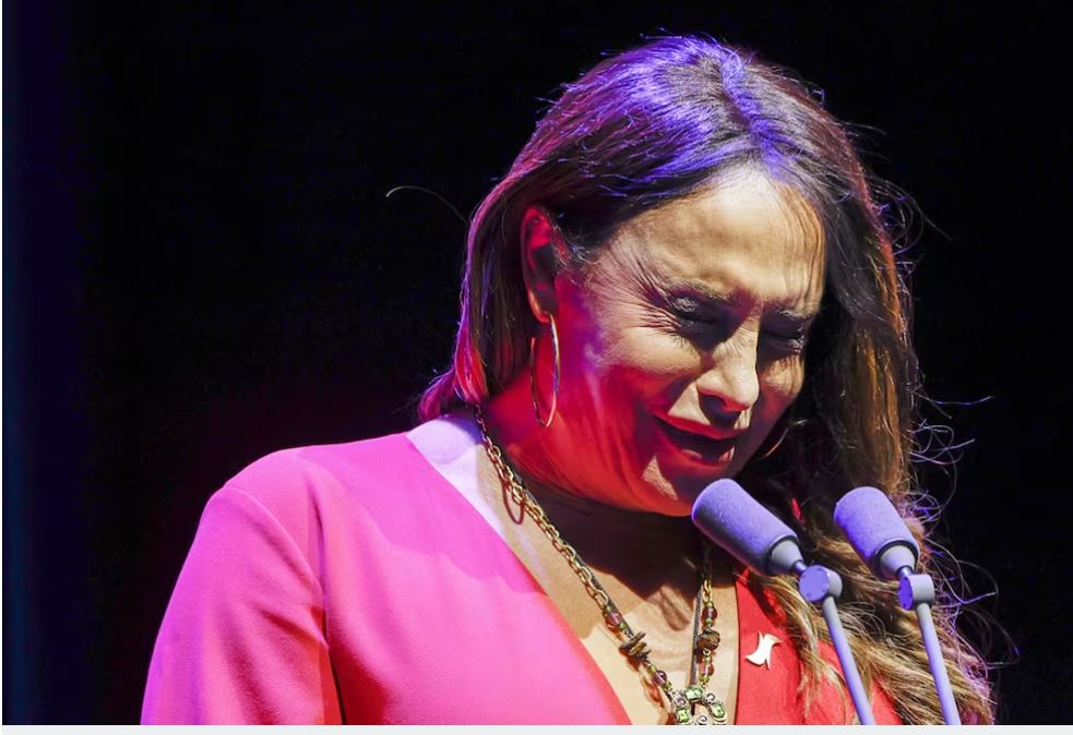 Karla Sofía Gascón rompe en llanto al recibir premio español: “soy una mujer, a veces un poco imbécil”