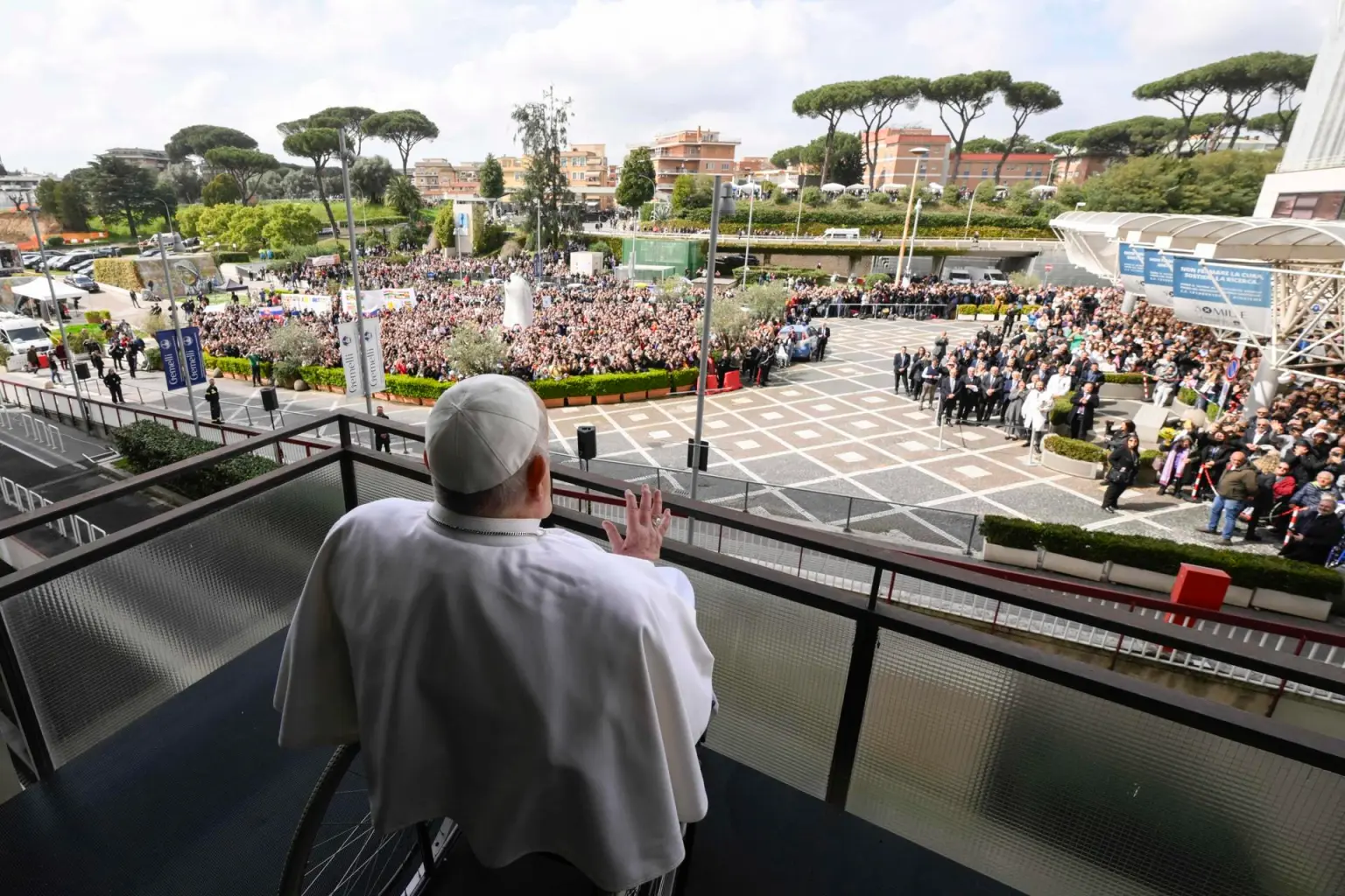 El Papa toma acciones y delega deberes en su convalecencia