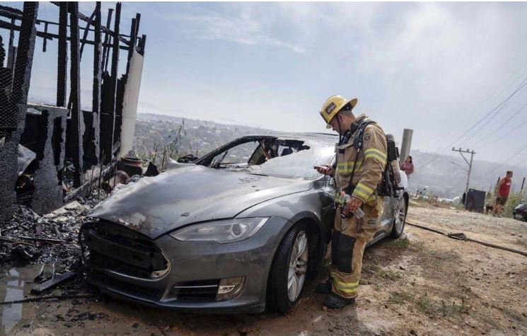 Trump llama “terroristas” a quienes queman Teslas y “podrían ir a cárceles de El Salvador”