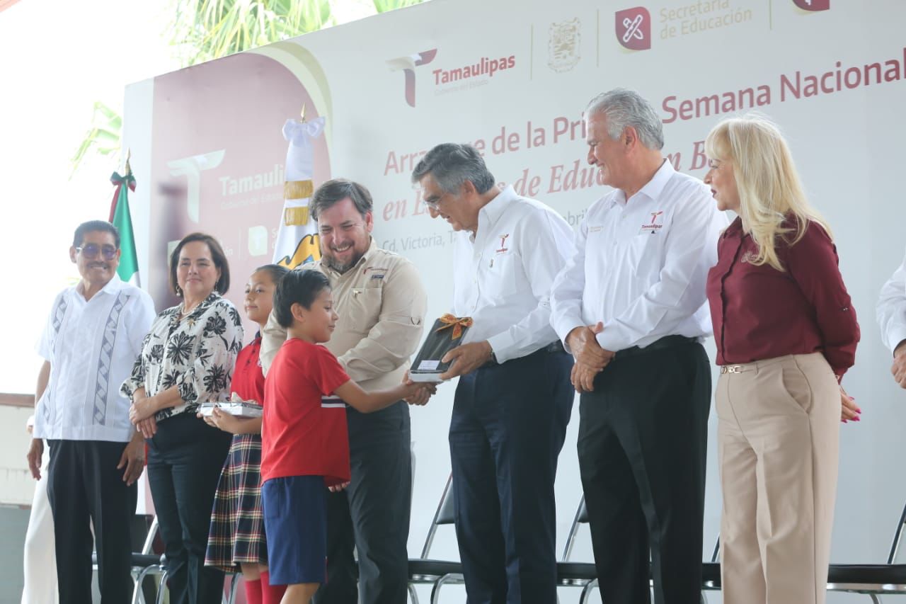 Pone en marcha Américo campaña de vacunación en escuelas y entrega de tabletas