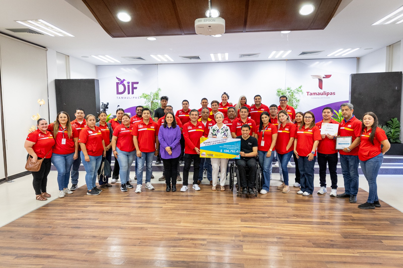 Atestigua María de Villarreal entrega de donativo de la campaña de redondeo