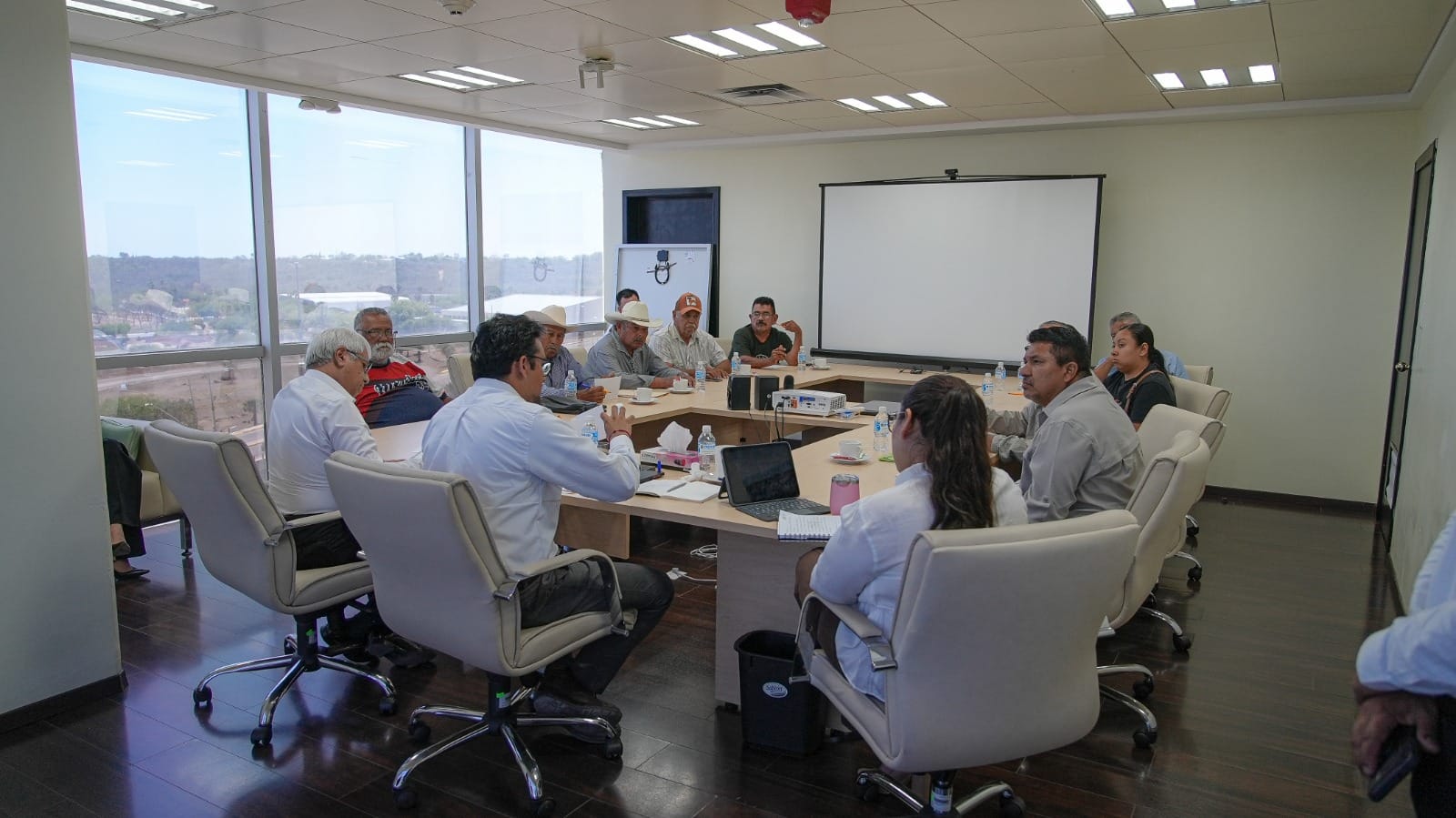 Diálogo secretario de Desarrollo Energético de Tamaulipas con ejidatarios de Llera