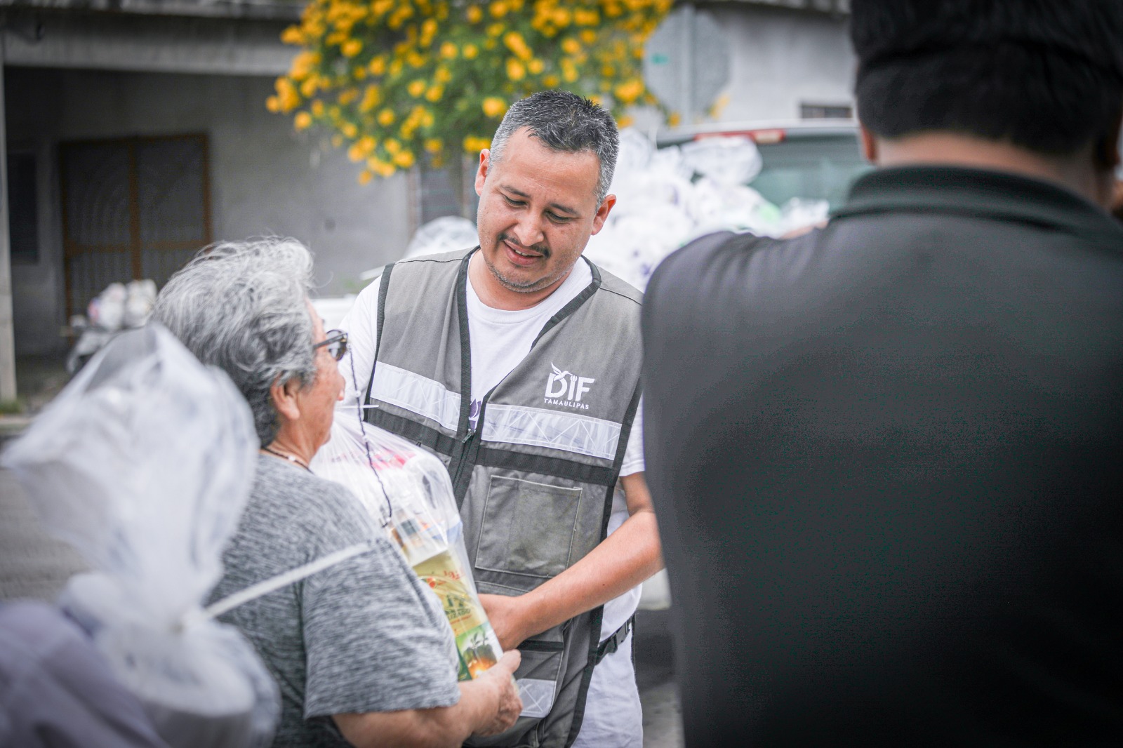 Continúa DIF Tamaulipas entregando apoyos a familias afectadas por lluvias e inundaciones