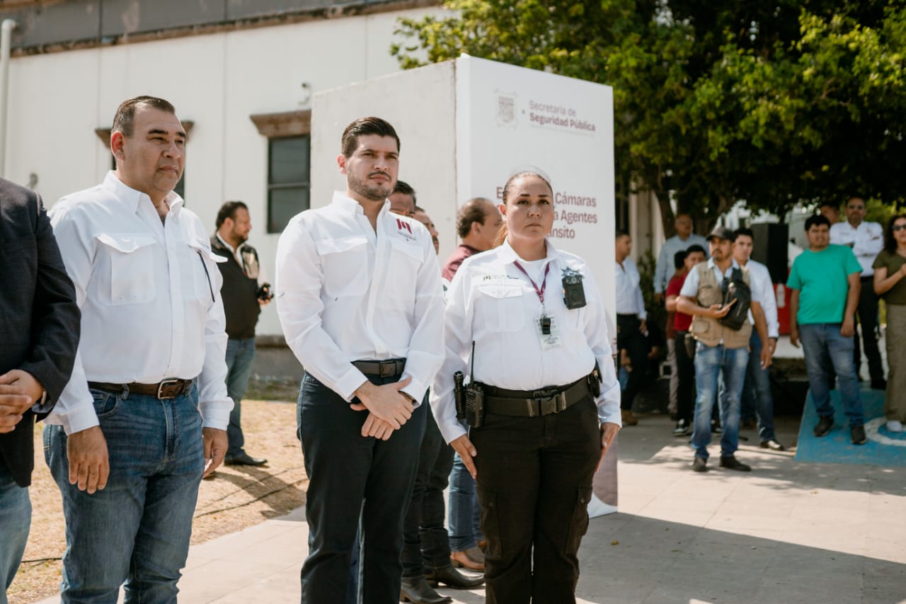 El alcalde Beto Granados entrega cámaras corporales a agentes de Tránsito y Vialidad