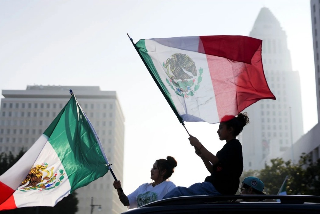 Trump considera ofrecer dinero a migrantes indocumentados para que abandonen EE.UU.