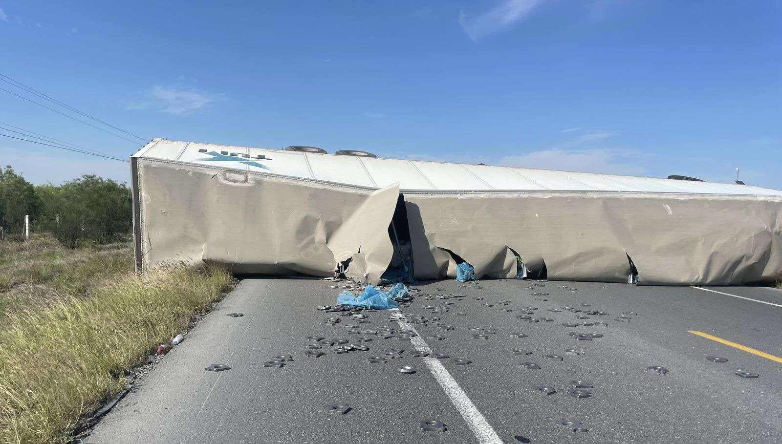 SE VOLTEA TRAILER EN LA MONTERREY-NUEVO LAREDO, AL EVITAR ENCONTRONAZO