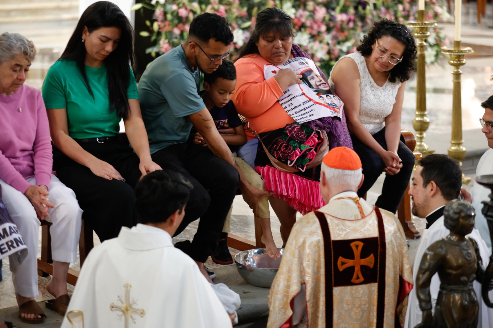 Cardenal Aguiar Retes dedica lavatorio de pies a madres buscadoras y migrantes
