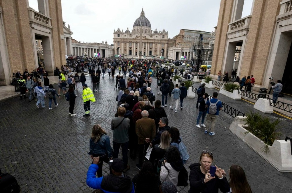 Más de 61 mil personas se han despedido del papa Francisco