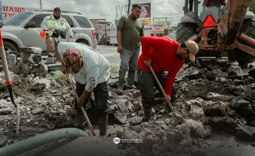 Gobierno de Matamoros rehabilita toma de agua y el corte de banqueta en la avenida Puerto Rico