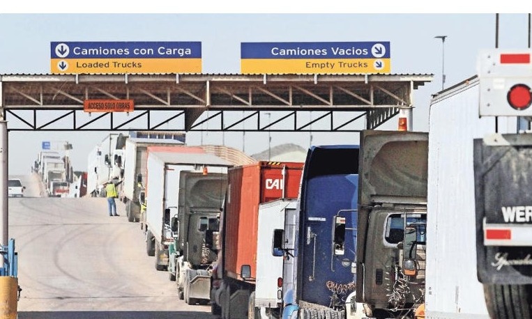 Camioneros en EU deberán hablar inglés; Trump firma decreto para garantizar que conductores dominen el idioma