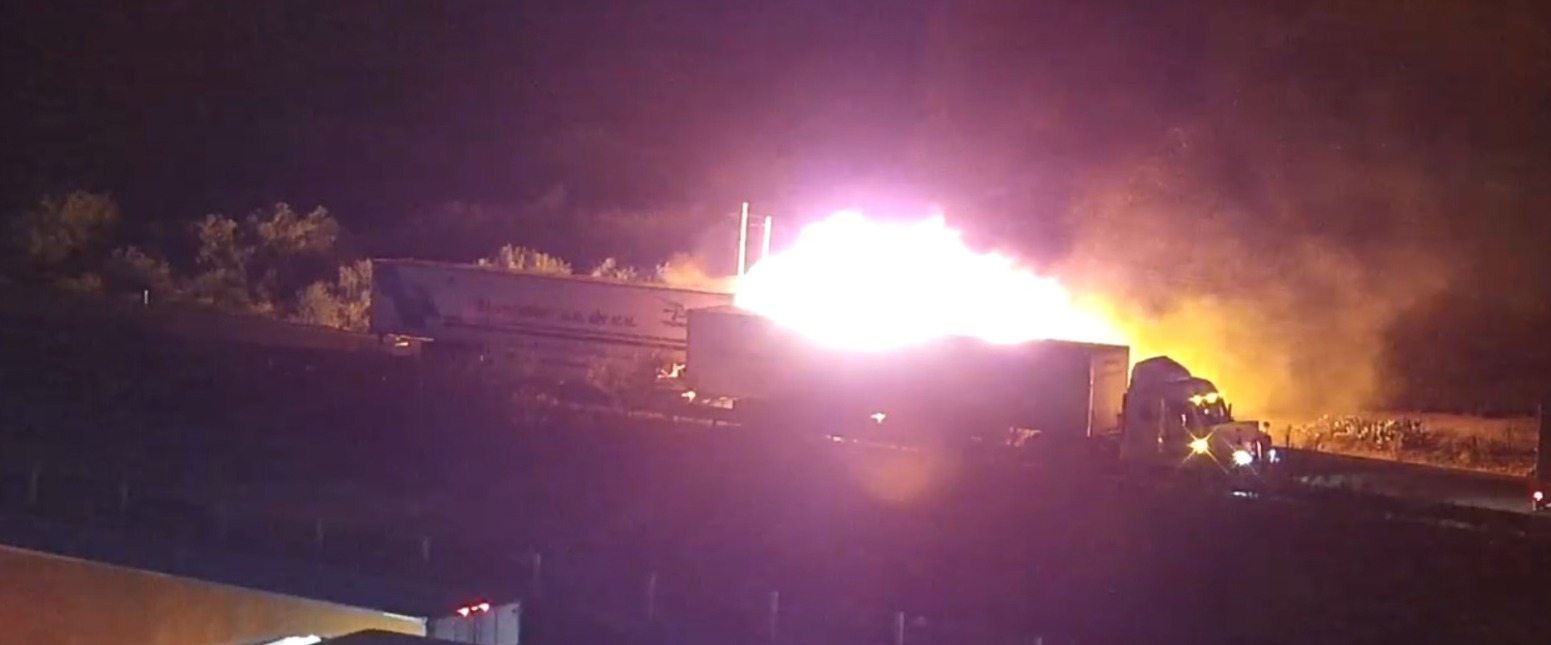 SE INCENDIA TRAILER EN LA MONTERREY-NUEVO LAREDO