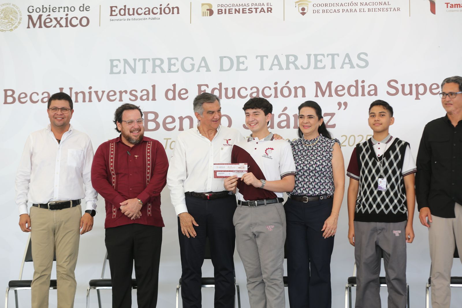 Entrega gobernador a estudiantes de la zona sur becas federales “Benito Juárez”