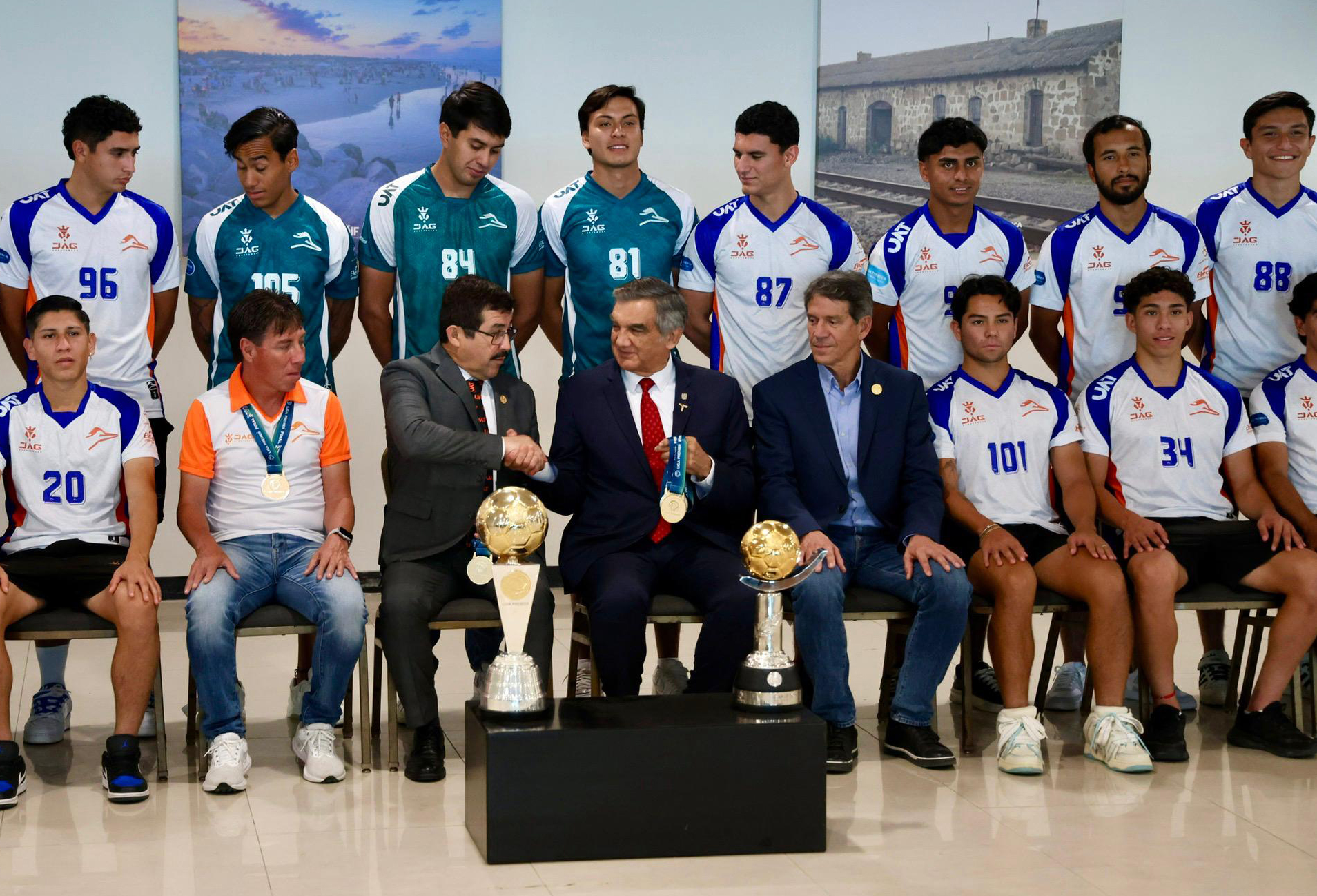Felicita Américo Villarreal a Correcaminos Premier por poner en alto a Tamaulipas y a la UAT