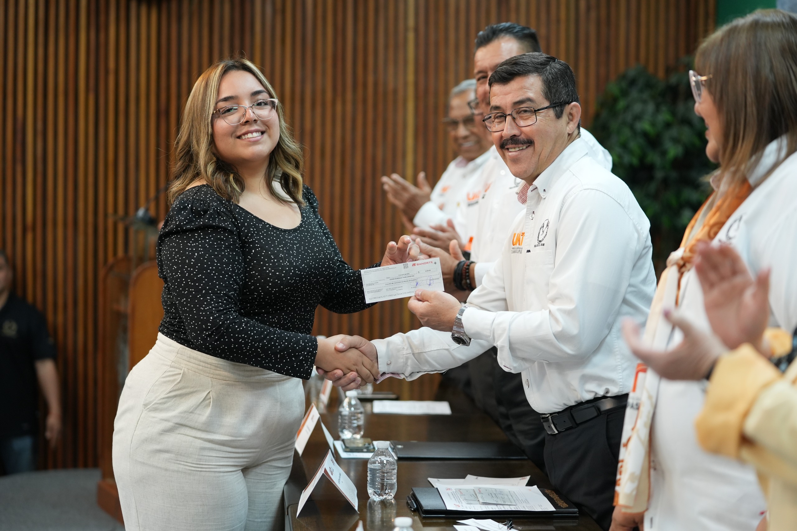Reconoce la UAT la excelencia académica de hijos de docentes