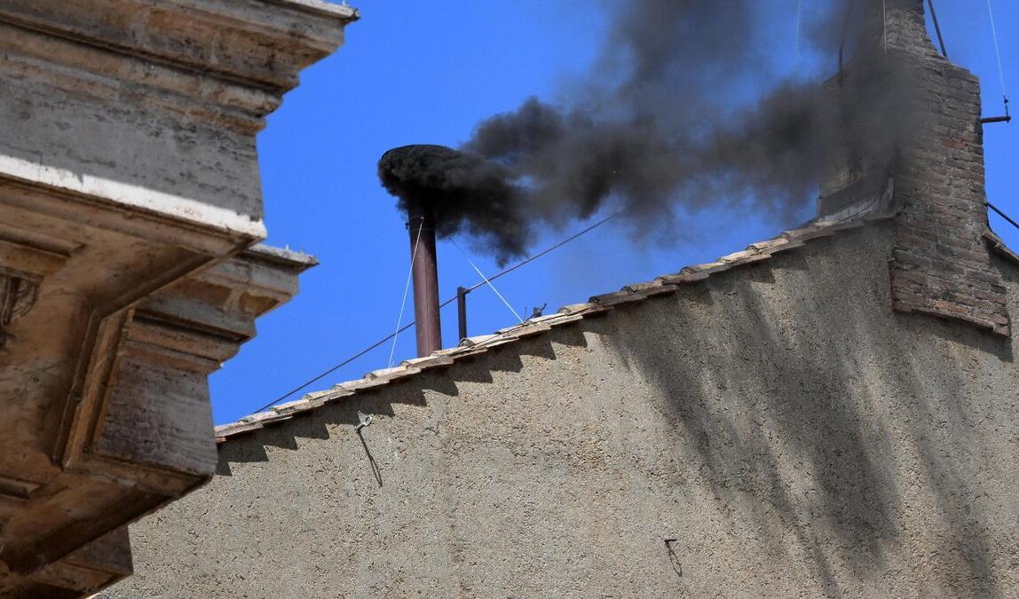 Fumata negra tras votaciones en el segundo día del conclave