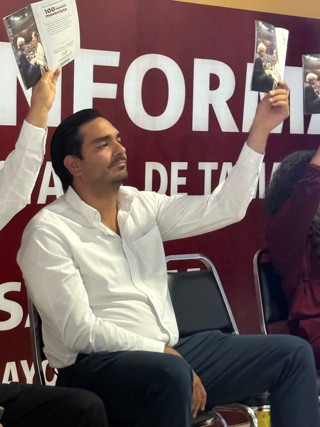 Abuchean a Carlos Peña en asamblea morenista