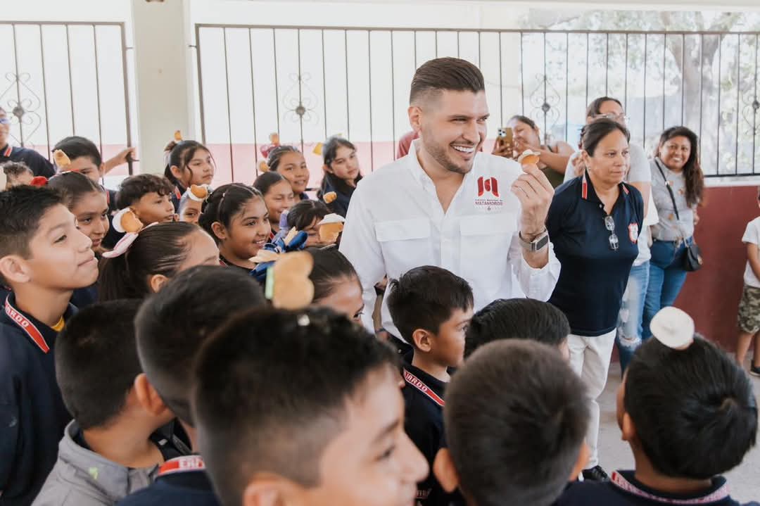 Cumple el alcalde, Beto Granados con mejorar la infraestructura educativa