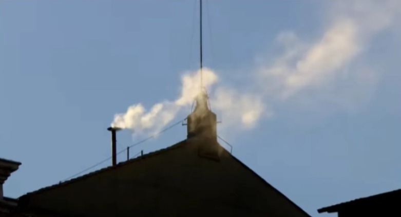 “Habemus Papam”: sale humo blanco de la chimenea del cónclave en El Vaticano