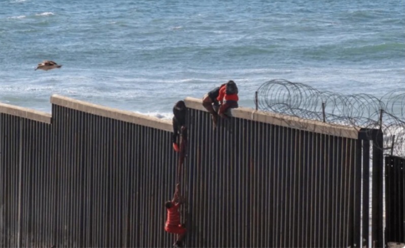 Trump amenaza con quitar sueldos y embargar bienes a migrantes si no abandonan Estados Unidos