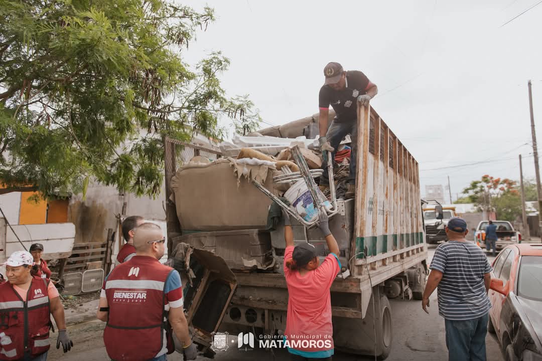 Continúa la Lucha Contra el Dengue en Col. Fundadores con Jornada de Descacharrización