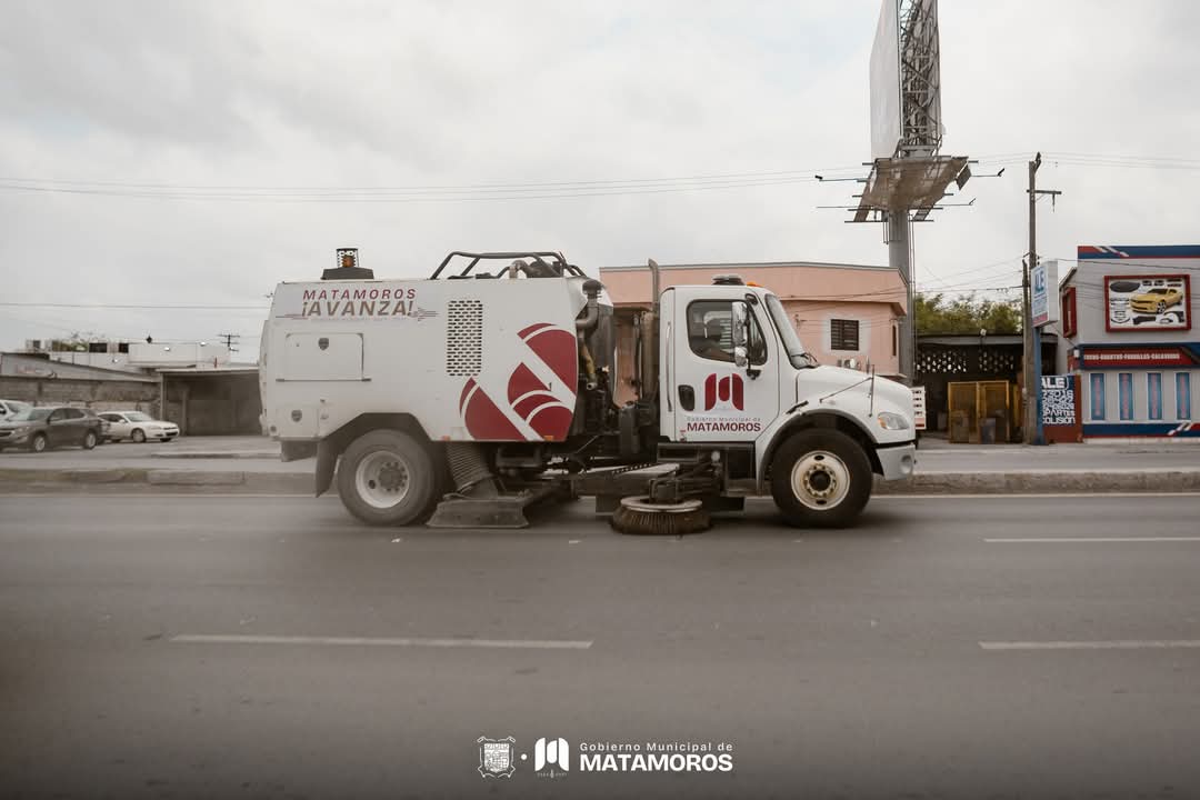 Inician labores barredoras para mantener limpias las avenidas principales de Matamoros