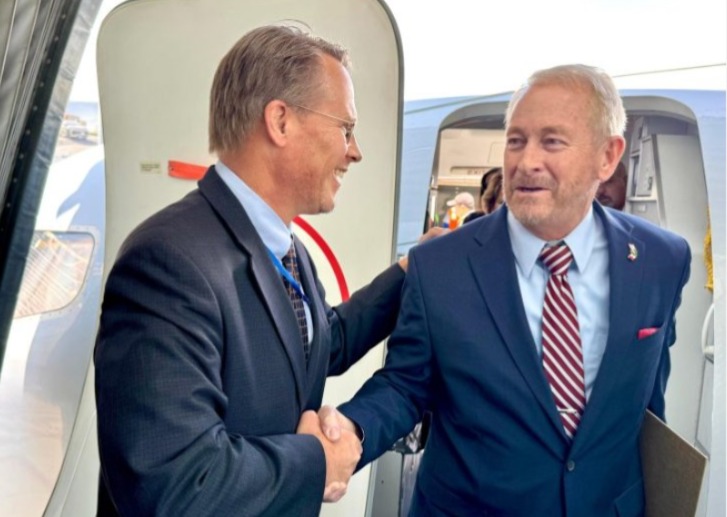 Ron Johnson, nuevo embajador de EU, llega a México