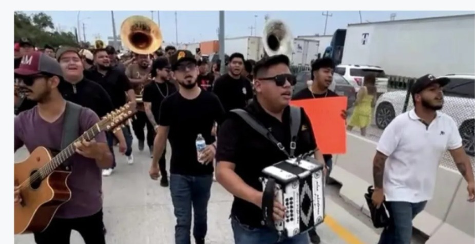 Músicos cierran puente a Estados Unidos por desaparición del grupo «Fugitivo»